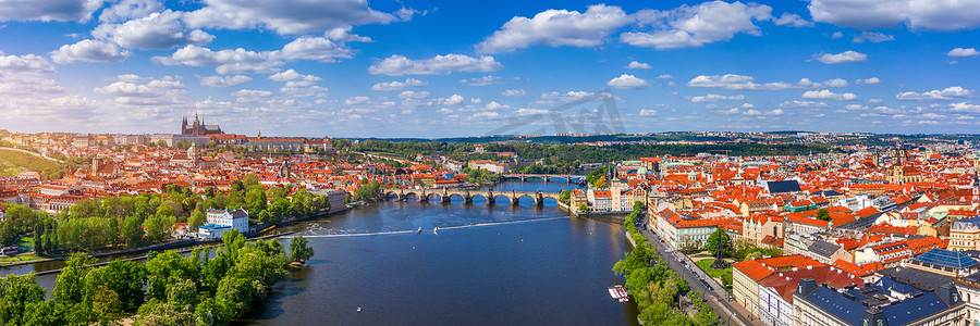 捷克布拉格布拉格老城码头建筑查理大桥在伏尔塔瓦河上的布拉格风景秀丽的春天鸟瞰图。