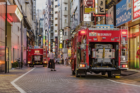 一辆红色日本消防车的后视图，交通灯火通明