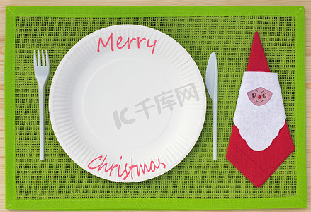 绿色餐具上的刀、叉、餐巾和硬纸板