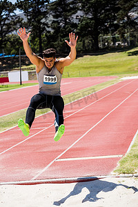 第二十四届奥运会摄影照片_运动员进行跳远