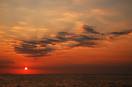 海上夕阳红，乌云浓