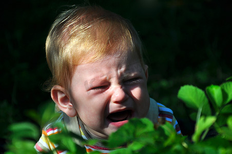 哭泣的孩子摄影照片_哭泣的孩子