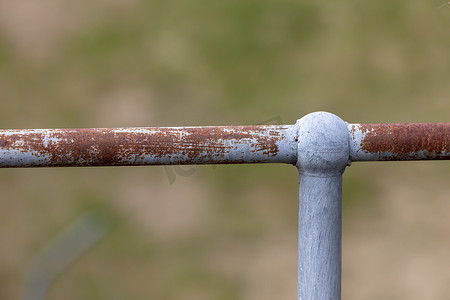生锈的钢栅栏柱和扶手