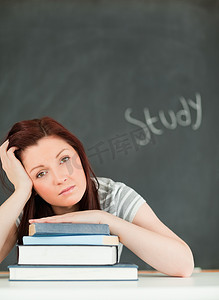 一个疲惫的年轻女子学习的肖像