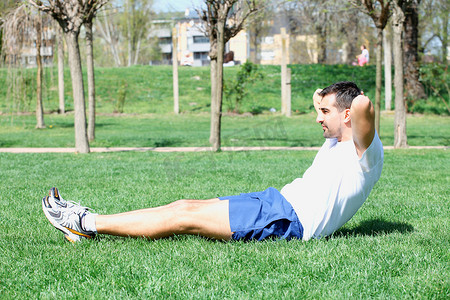 育人摄影照片_年轻的体育人，健身的人做俯卧撑运动。