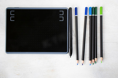 在白色背景上绘图和绘画平板电脑和样式钢笔和铅笔