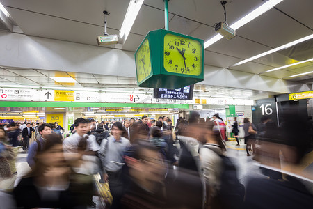 地铁拥挤摄影照片_东京地铁的高峰时间