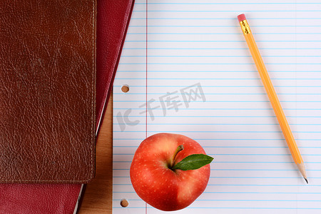 笔记本纸上的苹果和铅笔