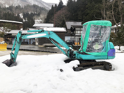 除雪摄影照片_日本白川乡的扫雪车除雪