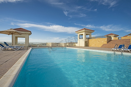 豪华热带酒店度假村的屋顶游泳池