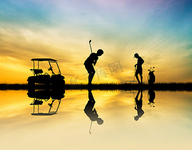 男人在日落时打高尔夫球