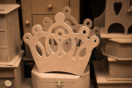 模型皇冠由木头制成