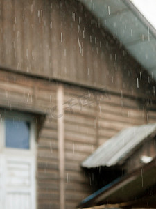 暴雨摄影照片_模糊的雨滴