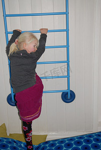 斯堪的纳维亚生活方式女孩爬梯子