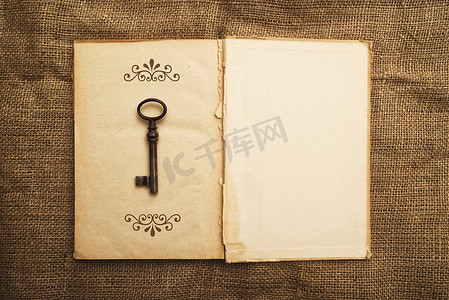 打开的旧书摄影照片_旧打开的书和生锈的钥匙