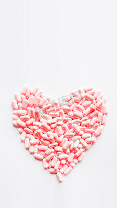 心由粉红色的药丸制成。
