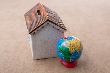小模型房子和模型地球仪