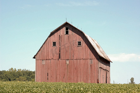 印第安纳州田野中的红色谷仓