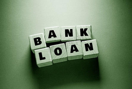 银行贷款摄影照片_带木立方体的银行贷款词