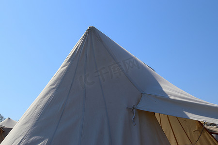 蓝天前用木头和布料制成的旧维京人帐篷