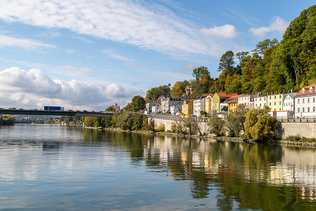 巴伐利亚州摄影照片_德国巴伐利亚州帕绍多瑙河的房屋前景