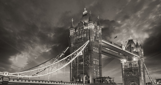 水秀摄影照片_伦敦，塔桥灯光秀在日落