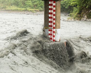 台风摄影照片_台风期间快速流动的河流
