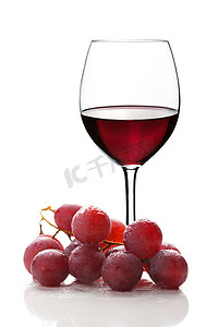 一杯红酒和孤立的葡萄