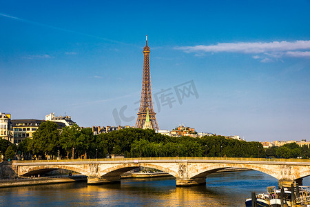 巴黎埃菲尔铁塔和塞纳河在日落时分在法国巴黎。