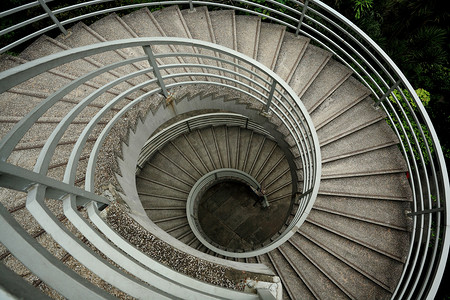 低饱和度背景摄影照片_螺旋楼梯，低饱和度