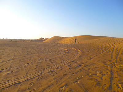 沙漠探险摄影照片_沙漠探险