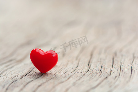 情人节概念-木板背景上的红心