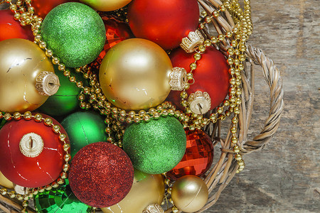 红金年摄影照片_圣诞球红、金、绿、珠子放在木篮里