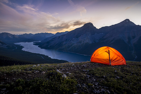 发光的海摄影照片_发光的帐篷搭在山脊上，用于在山上露营