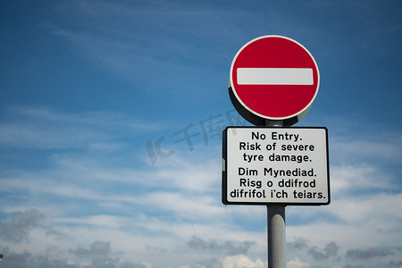 警告语摄影照片_没有带英语和威尔士语文本的入口标志