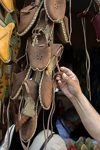 义卖摄影照片_套传统手工皮鞋在义卖市场