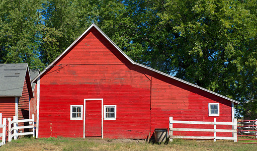 带门和三扇窗户的红色威斯康星州谷仓