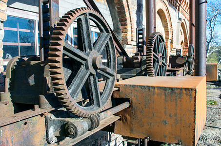 机械零件摄影照片_旧生锈的齿轮，机械零件。