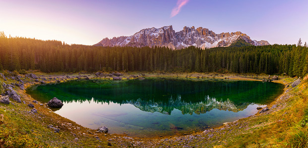 Carezza 湖 (Lago di Carezza, Karersee) 与拉特马尔山，博尔扎诺省，南蒂罗尔，意大利。 