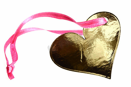 粉红丝带上闪亮的金色心形礼品标签