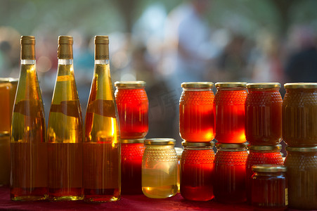 酒精锅摄影照片_市场摊位上的蜂蜜和葡萄酒