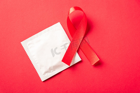 红色蝴蝶结丝带标志 HIV、艾滋病癌症意识和避孕套