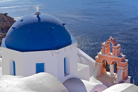 蓝白相间的圆顶教堂屋顶享有海景 Oia, Santori