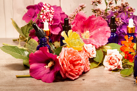香薰瓶摄影照片_鲜花和瓶香薰精油