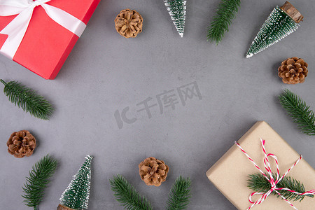 礼物盒框架摄影照片_圣诞假期组合物，在水泥地板背景上装饰红色礼盒，新年和圣诞节或周年纪念日，在混凝土上按季节、顶视图或平躺、复制空间提供礼物。