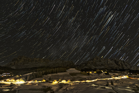 星际图摄影照片_意大利群山上的繁星之夜