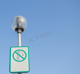 禁止乱扔摄影照片_街灯上乱扔垃圾的警告标志