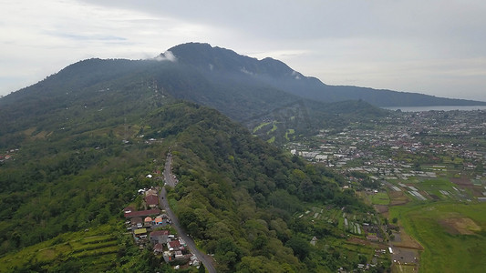 从空中俯视巴厘岛火山口湖 Buyan 湖岸边的小村庄。