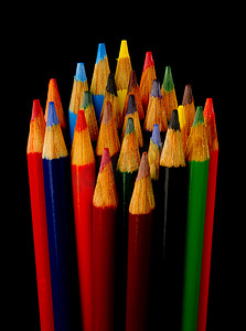 一组黑色美术用品彩色铅笔