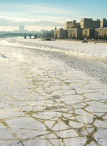 冻结的莫斯科河，堤防，国防部，晴朗的冬天